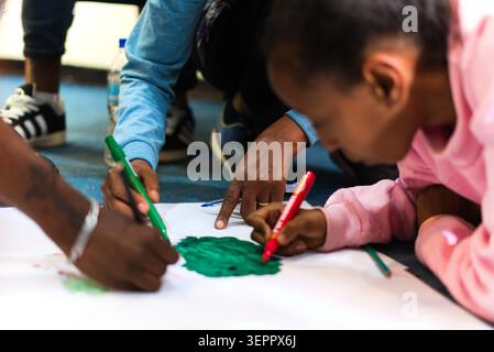 Studenten, Pädagogen und Jugendliche nehmen an einem Workshop zur Friedenserziehung in Addis Abeba, Äthiopien, teil, der sich mit Konfliktprävention, Versöhnung und Dialog befasst Stockfoto