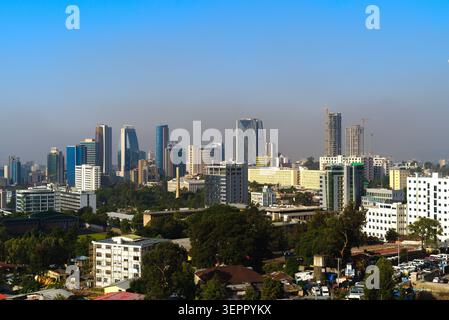 Panoramablick auf Addis Abeba, die Hauptstadt von Äthiopien, beleuchtet von den warmen Farben von Sonnenauf- und -Untergang. Stockfoto