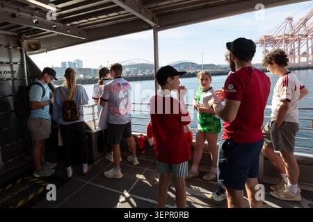 Seattle, Washington, USA. Juni 2026. Die Fans fahren mit dem West Seattle Water Taxi für das Spiel der FIFA-Weltmeisterschaft zwischen Belgien und Ägypten im Seattle Stadium. Quelle: Paul Christian Gordon/Alamy Live News Stockfoto