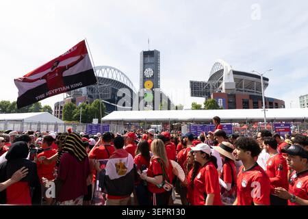 Seattle, Washington, USA. Juni 2026. Fans kommen zum Spiel der FIFA-Weltmeisterschaft zwischen Belgien und Ägypten im Seattle Stadium an. Quelle: Paul Christian Gordon/Alamy Live News Stockfoto