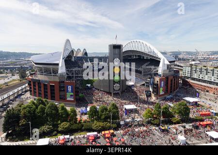 Seattle, Washington, USA. Juni 2026. Fans kommen zum Spiel der FIFA-Weltmeisterschaft zwischen Belgien und Ägypten im Seattle Stadium an. Quelle: Paul Christian Gordon/Alamy Live News Stockfoto