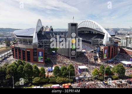 Seattle, Washington, USA. Juni 2026. Fans kommen zum Spiel der FIFA-Weltmeisterschaft zwischen Belgien und Ägypten im Seattle Stadium an. Quelle: Paul Christian Gordon/Alamy Live News Stockfoto