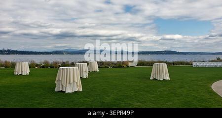 Eleganter Hochzeitsempfang im Freien auf Seattle Waterfront Rasen mit malerischem Seeblick Stockfoto