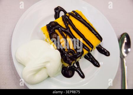 Mandelschwammkuchen mit schokoladenem, leichtem Mousse und Villa Stockfoto