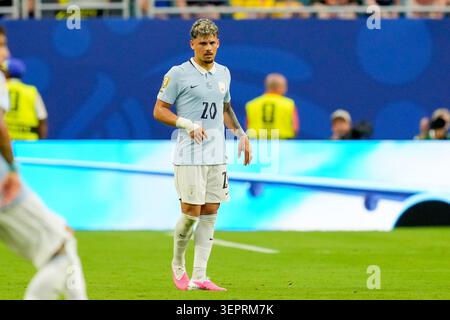 Miami, USA. Juni 2026. Maxi Araujo (Uruguay) sieht beim Spiel der Gruppe H der FIFA-Weltmeisterschaft 2026 zwischen Saudi-Arabien und Uruguay am 15. Juni 2026 im Miami-Stadion vor. (Foto: Alex Gottschalk/DeFodi Images) Credit: DeFodi GmbH & Co. KG/Alamy Live News Stockfoto