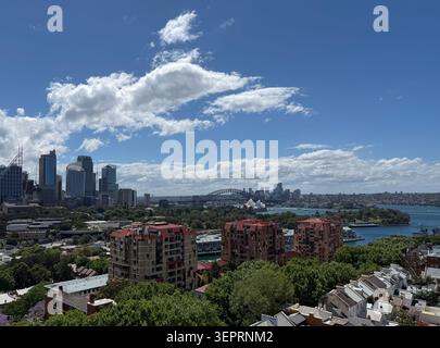 Ein erhöhter Blick über Sydney zeigt die Dächer der Appartements, den Hafen, die Harbour Bridge und das Opernhaus sowie die Skyline der Stadt dahinter. Stockfoto