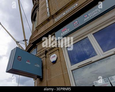 Army, Royal Navy und RAF Rekrutierungsbüro in 29 Bank Street, Dundee, während Diskussionen über Verteidigungsausgaben und Streitkräftezahlen geführt wurden Stockfoto