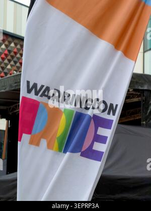Warrington Pride 2026 Logo-Banner im Stadtzentrum vor der LGBTQ+-Feier in mehreren Veranstaltungsorten am 13. Juni 2026. Stockfoto