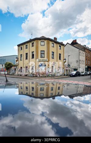 Köln, Deutschland 09. Juni 2026: Das mit Graffiti überdachte Gebäude des berühmten Musikclubs Sonic Ballroom spiegelt sich auf einem Autodach im Stadtteil Ehrenfeld Stockfoto