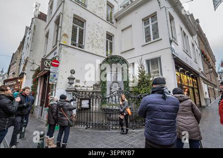 BRÜSSEL, BELGIEN - 1. JANUAR 2017: Touristen machen Fotos vor dem Manneken Pis in Brüssel, mit der kleinen bronzenen Brunnenstatue, die von Festen eingerahmt wird Stockfoto