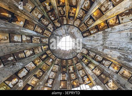 Ein Blick nach oben in die Betonbunkerkuppel mit Porträts von Opfern des kommunistischen Regimes, Bunk'Art 2 Museum, Tirana, Albanien Stockfoto