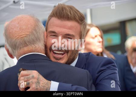 David Beckham umarmt einen geliebten Menschen während seiner Hollywood Walk of Fame-Star-Zeremonie am 12. Juni 2026 in Hollywood, Kalifornien. Stockfoto