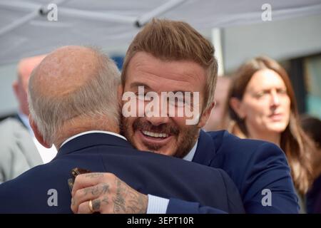 David Beckham umarmt einen geliebten Menschen während seiner Hollywood Walk of Fame-Star-Zeremonie am 12. Juni 2026 in Hollywood, Kalifornien. Stockfoto