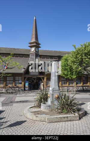 Alte Markthalle, Le Vieux Marche in Etretat mit einem unverwechselbaren Glockenturm auf dem zentralen Platz Marechal Foch, traditionelle Holzarchitektur Stockfoto