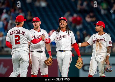 Washington, Usa. Juni 2026. (L-R) Washington Nationals erster Baseman Luis Garcia Jr. (2), Washington Nationals dritter Baseman Curtis Mead (45), Washington Nationals Short Stop CJ Abrams (5) und Washington Nationals zweiter Baseman Nasim Nunez (26) feiern nach einem Sieg gegen die Kansas City Royals im Nationals Park in Washington, DC am Montag, 15. Juni 2025. Die Nationals schlugen die Royals mit 7:3. Foto: Bonnie Cash/UPI Credit: UPI/Alamy Live News Stockfoto