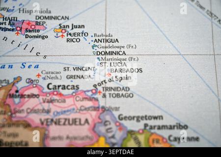 Saint Lucia wird auf der verschwommenen Weltkarte – Caribbean Volcanic Island Paradise Concepts hervorgehoben Stockfoto