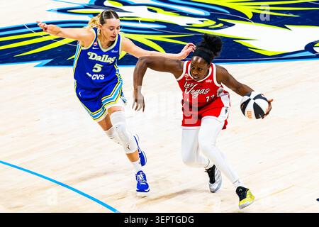 Arlington, USA. Juni 2026. Las Vegas Aces Guard Chelsea Gray (12) dribbelt den Ball während des Spiels Dallas Wings vs Las Vegas Aces im Commissioner's Cup im College Park Center am 15. Juni 2026 in Arlington, Texas. (Foto: Cody Grubbs/SIPA USA) Credit: SIPA USA/Alamy Live News Stockfoto