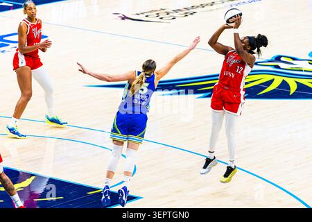 Arlington, USA. Juni 2026. Chelsea Gray (12) versucht einen Schuss während des Spiels Dallas Wings vs Las Vegas Aces im Commissioner's Cup im College Park Center am 15. Juni 2026 in Arlington, Texas. (Foto: Cody Grubbs/SIPA USA) Credit: SIPA USA/Alamy Live News Stockfoto