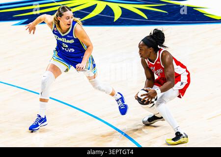 Arlington, USA. Juni 2026. Las Vegas Aces Guard Chelsea Gray (12) dribbelt den Ball während des Spiels Dallas Wings vs Las Vegas Aces im Commissioner's Cup im College Park Center am 15. Juni 2026 in Arlington, Texas. (Foto: Cody Grubbs/SIPA USA) Credit: SIPA USA/Alamy Live News Stockfoto