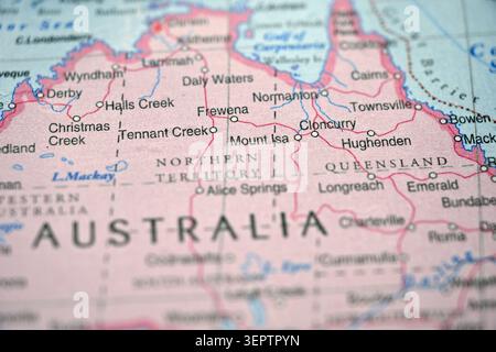 Mount Isa Mining Hub auf Soft Unschärfe Queensland Outback Map Hintergründe mit defokussierter Desert Industrial Location View Stockfoto