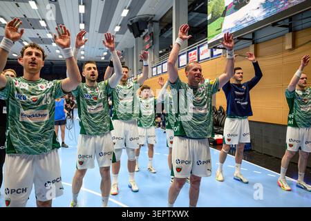 Die Fuechse Berlin feiert mit Ihren Fans den Sieg in der Wartburgstadt. Nejc Cehte (Fuechse Berlin, #22), Mijajlo Marsenic (Fuechse Berlin, #93), Leo Prantner (Fuechse Berlin, #06), Max Darj (Fuechse Berlin, #05), Matthes Langhoff (Fuechse Berlin, #25), Lukas Herburger (Fuechse Berlin, #29) GER, ThSV Eisenach gegen Fuechse Berlin, 1. Daikin Handballbundesliga, Handball, 30. Spieltag, Saison 2025/2026, 29.05.2026 Foto: Eibner-Pressefoto/Martin Herbst Stockfoto