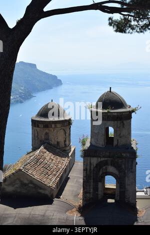 Glockentürme in der Villa Rufolo mit Blick auf die Amalfiküste und das Mittelmeer in Ravello, Kampanien, Süditalien. Stockfoto