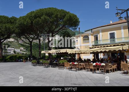 Cafés im Freien auf der Piazza Duomo, dem Hauptplatz von Ravello an der italienischen Amalfiküste, Kampanien, Italien. Stockfoto