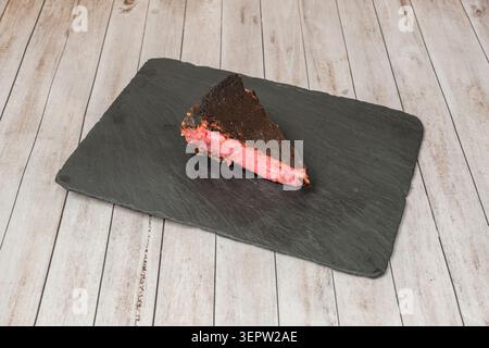 Baskischer oder verbrannter Käsekuchen mit seiner charakteristischen und köstlichen gerösteten, fast verkohlten Oberfläche aus karamellisiertem Zucker Stockfoto