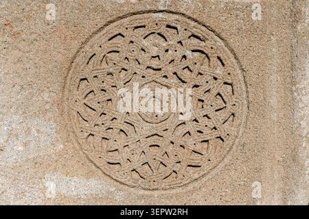 Detaillierte Nahaufnahme einer alten georgischen christlichen Steinschnitzerei mit komplizierten runden geometrischen und floralen Ornamenten. Hochwertige Fotos Stockfoto