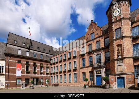 Düsseldorf - 9. Juni 2026: Rathaus am Marktplatz in der historischen Altstadt. Architektonische Wahrzeichen und kommunales Regierungsgebäude Stockfoto