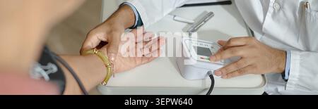 Ältere Frau, deren Blutdruck während des Klinikbesuchs überprüft wurde Stockfoto