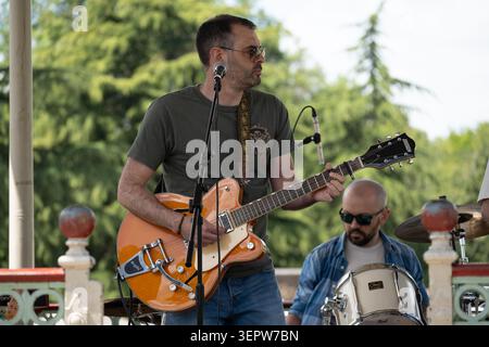 Ein Gitarrist, der eine Gretsch-Gitarre beim Leamington Peace Festival in Warwickshire spielt Stockfoto