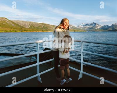 Familie Mutter und Tochter reisen mit der Fähre in Norwegen und genießen Meerblick, Mutter und Kind haben Spaß im Sommerurlaub Tour im Freien Eltern und Kind togen Stockfoto