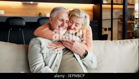 Umarmung, Heim- und Seniorenpaar mit Lächeln, Lachen und Verbindung mit Partner in Pause und Zuneigung. Glückliche, reife Leute und Bindung am Wochenende Stockfoto