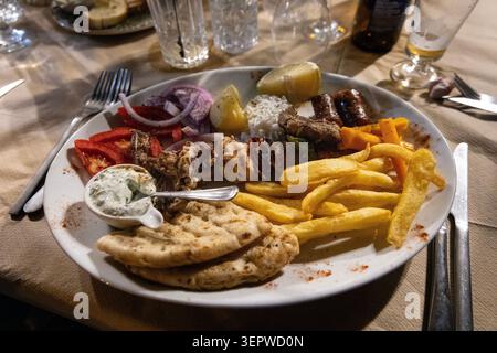 Gemischtes Grill-Souvlaki im Restaurant Gia Mas, Poros Stadt, Poros Insel, Saronische Inseln, Griechenland Stockfoto