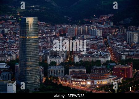 Bilbao, Bizkaia, Baskenland Panoramablick auf die Stadt Bilbao in der Dämmerung, mit dem modernen Wolkenkratzer und dem beleuchteten Stadtbild Stockfoto