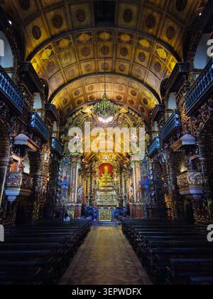 Kunstvoll vergoldetes barockes Inneres der Klosterkirche Mosteiro de São Bento, Rio de Janeiro, Brasilien Stockfoto