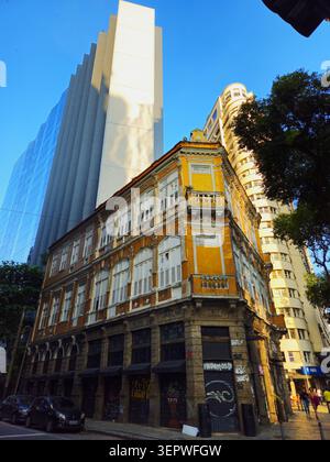Historisches ockergelbes Kolonialgebäude an der Rua da Quitanda, Stadtzentrum, Rio de Janeiro, Brasilien Stockfoto