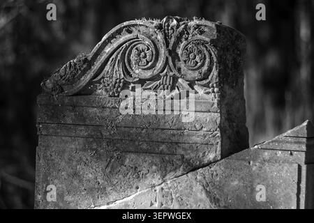 Schwarz-weiß-Fotografie alter, verwitterter jüdischer Grabsteine (Matzevot) mit handgeschriebenen hebräischen Inschriften und symbolischen Reliefs. Auf den Aban geschossen Stockfoto