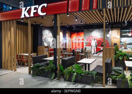 Ladenfront eines KFC-Restaurants mit leeren Esstischen. Vilnius, Litauen, 5. Juni 2026 Stockfoto