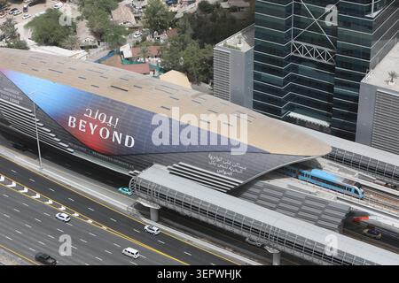 Dubai Metro Station aus der Vogelperspektive entlang der Sheikh Zayed Road, VAE Stockfoto