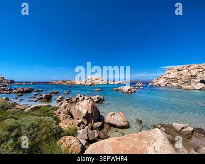 Atemberaubender Blick auf das kristallklare türkisfarbene Meer und die glatten Granitfelsen am berühmten Strand Testa di Polpo in der Maddalena Archi Stockfoto
