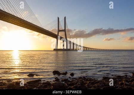 Sonnenuntergangsansicht der Vasco-da-Gama-Brücke, die den Tejo in Lissabon, Portugal, überquert Stockfoto