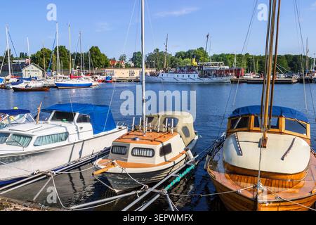 Sportboote im Hafen von Hjo in Schweden Stockfoto