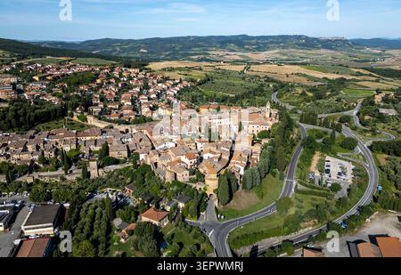 Drohnenansicht von San Quirico dOrcia, Toskana, Italien Stockfoto