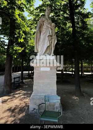 Paris, Frankreich - 14. Mai 2026: Margarete von Anjou Statue aus Marmor auf einem Steinsockel zwischen schattigen Bäumen und einem grünen Metallstuhl in Paris, Franc Stockfoto
