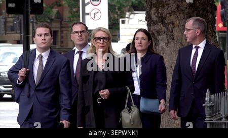 Filmaufnahme von PA Video von Claire Freemantle (hinten rechts), die am Westminster Magistrates' Court in London eintrifft, wo sie wegen zwei Fällen des Todes durch gefährliches Fahren und sieben Fällen wegen schweren Verletzungen durch gefährliches Fahren nach dem Vorfall in der Study Prep School in Wimbledon im Juli 2023 beschuldigt wird. Nuria Sajjad und Selena Lau, beide acht Jahre alt, starben bei dem Vorfall, als die Schule den letzten Tag des Sommersemesters feierte. Bilddatum: Dienstag, 16. Juni 2026. Stockfoto