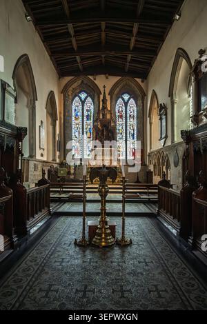 Blick von innen auf den Chor in Richtung Hochaltar und Buntglasfenster in der All Saints Church in Bakewell Stockfoto
