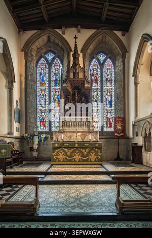 Symmetrische Innenansicht des Hochaltars und der geschnitzten Reredos in der All Saints Parish Church in Bakewell, Derbyshire Stockfoto