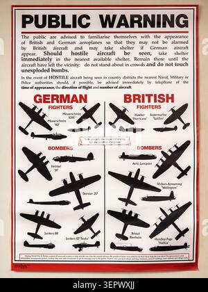 Original-Poster zur öffentlichen Warnung des Zweiten Weltkriegs mit Führern zur Identifizierung von Flugzeugsilhouetten im Bakewell Old House Museum Stockfoto